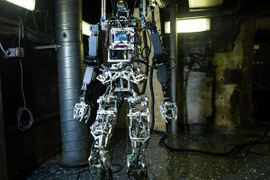 Hải quân Mỹ công bố robot cứu hỏa trên tàu chiến