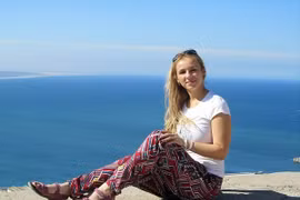 Kết cục bi thảm của cô gái xinh đẹp sạc iPhone trong phòng tắm