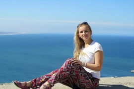 Kết cục bi thảm của cô gái xinh đẹp sạc iPhone trong phòng tắm