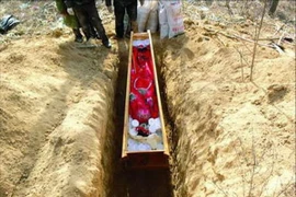 Đào trộm tử thi, giết người bán xác để phục vụ "đám cưới ma"