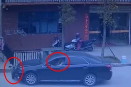 Mải nghe điện thoại, lái xe cuốn bé trai 2 tuổi vào gầm mà không biết