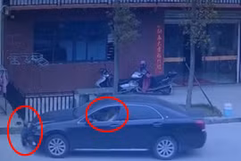 Mải nghe điện thoại, lái xe cuốn bé trai 2 tuổi vào gầm mà không biết