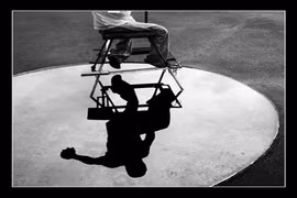 Vẫn bình chân trước những thị phi