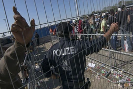 Khủng hoảng "kép" di cư