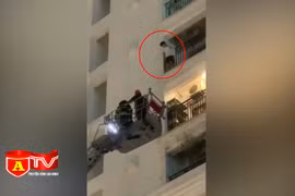 Cảnh sát giải cứu nam thanh niên định nhảy lầu tự tử