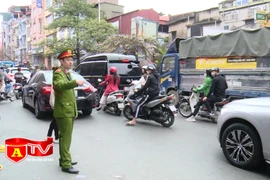 Tổ chức giao thông gầm cầu Vĩnh Tuy lộ diện bất cập