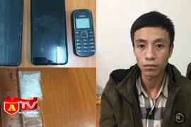 Bị công an bắt quả tang khi mang ma tuý bán cho khách