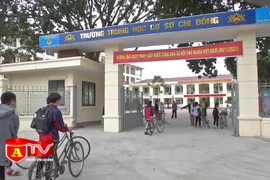 Học sinh lớp 9 ngoại thành Hà Nội vui mừng phấn khởi trở lại trường