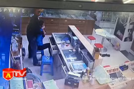 Dùng dao uy hiếp nhân viên cửa hàng điện thoại để cướp tài sản