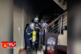 Giải cứu thành công 2 người bị nạn mắc kẹt ra khỏi đám cháy
