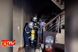 Giải cứu thành công 2 người bị nạn mắc kẹt ra khỏi đám cháy