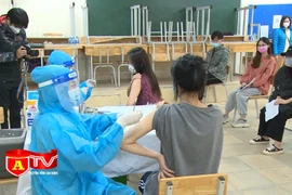 Học sinh Hà Nội mong được trở lại trường sau khi tiêm vaccine Covid- 19
