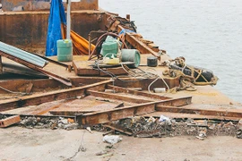 Hàng loạt tàu thuyền cũ nát bỏ hoang ở một góc hồ Tây