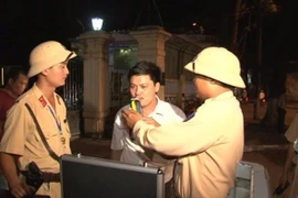 Lái ô tô uống rượu có thể bị phạt tới 16 triệu đồng