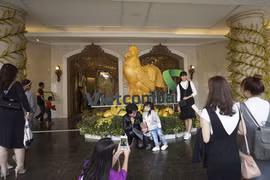 "Hiện thân" ngộ nghĩnh về "linh kê" trong mùa xuân Đinh Dậu