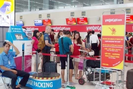 Bị ném giấy tờ vào mặt, nhân viên hàng không ném trả giấy tờ của khách xuống đất