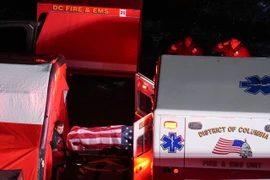 Mỹ chuyển thi thể 3 binh sĩ khỏi hiện trường vụ va chạm máy bay ở Washington