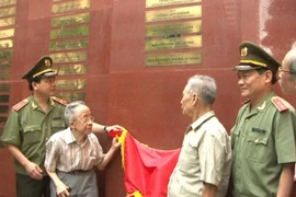 Truy tặng bằng Tổ quốc ghi công cho 2 liệt sỹ trong kháng chiến chống Pháp