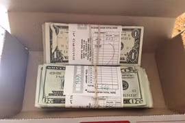 Đặt món gà rán, nhận được hộp tiền