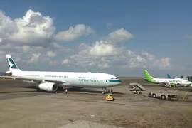 Máy bay hạ cánh khẩn cấp sau khi động cơ phát lửa