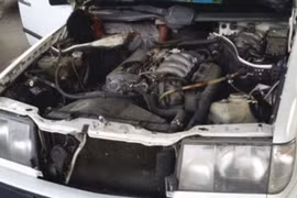 Chui vào cạnh động cơ ô tô để vượt biên