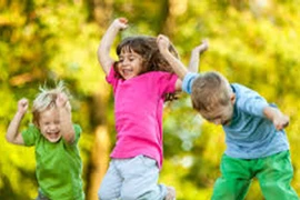 Trẻ hoạt động ngoài trời, giảm nguy cơ cận thị