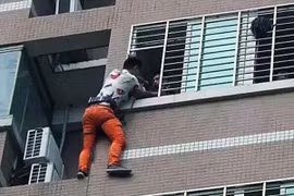 Trốn ngoài cửa sổ để tránh bị phát hiện ngoại tình