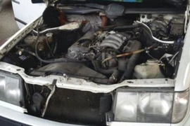 Chui vào cạnh động cơ ô tô để vượt biên