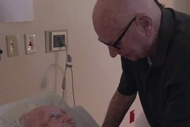 Cụ ông 92 tuổi nghẹn ngào hát tình ca bên giường bệnh vợ