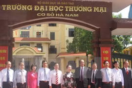 Phó Chủ tịch nước dự lễ gắn biển Đại học Thương mại ở Hà Nam