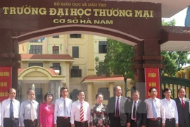 Phó Chủ tịch nước dự lễ gắn biển Đại học Thương mại ở Hà Nam