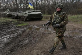 Kiev tiếp tục chiến dịch đặc biệt, triển khai 15.000 quân giáp biên giới Nga