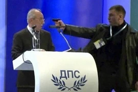 Chính khách già gạt phăng súng trên tay “sát thủ” trẻ