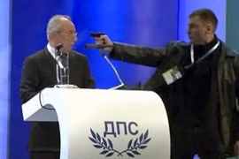 Chính khách già gạt phăng súng trên tay “sát thủ” trẻ