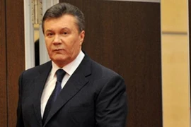 Cựu Tổng thống kêu gọi rút quân, ứng cử viên kêu gào ném bom hủy diệt