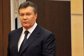 Cựu Tổng thống kêu gọi rút quân, ứng cử viên kêu gào ném bom hủy diệt