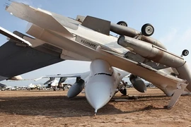 Tiêm kích F-16 Mỹ bị gió quăng, đập bẹp 1 chiếc F-16 khác