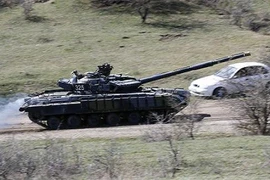 Mỹ cáo buộc Nga đưa xe tăng và vũ khí hạng nặng sang Ukraine