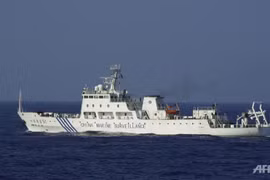 Nhật vừa hạ thủy tàu sân bay, Trung Quốc điều 4 tàu hải giám đến Senkaku