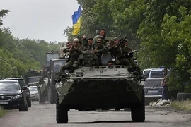 Nhóm Right Sector bắn 30 lính Ukraine đã hạ vũ khí