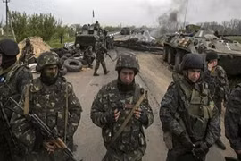 Quân đội Ukraine đặt mìn phong tỏa Slavyansk, nã pháo vào Lugansk