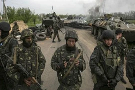 Quân đội Ukraine đặt mìn phong tỏa Slavyansk, nã pháo vào Lugansk