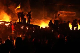 Phần tử cực đoan Ukraine ra sức khiêu khích cảnh sát dùng vũ lực