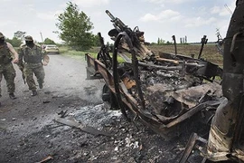 Tổng thống Nga-Ukraine thảo luận ngừng bắn trong tiếng súng ở miền Đông