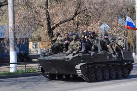 Người biểu tình Kramatorsk bắt 6 xe bọc thép của quân đội Ukraine