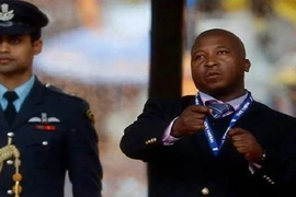 Lễ tang ông Mandela bị phá hoại bởi phiên dịch… tâm thần phân liệt
