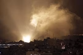 Không quân Israel hết ném bom trường học lại không kích trại tị nạn