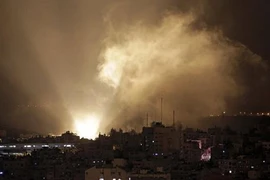 Không quân Israel hết ném bom trường học lại không kích trại tị nạn