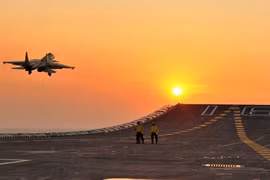 Thời tiết xấu: J-15 “nằm bẹp”, Liêu Ninh thành đồ bỏ