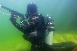 Biệt kích Nga trang bị súng trường tấn công dưới nước mới